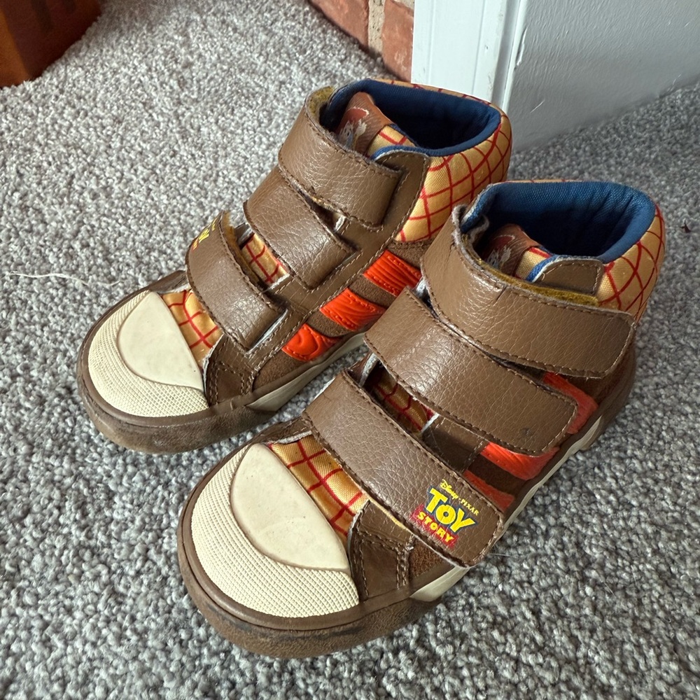 ADIDAS WOODY TOY STORY UNISEX SIZE‎ 8YOUTH PLAY SHOES- Vintage Toy Story 3